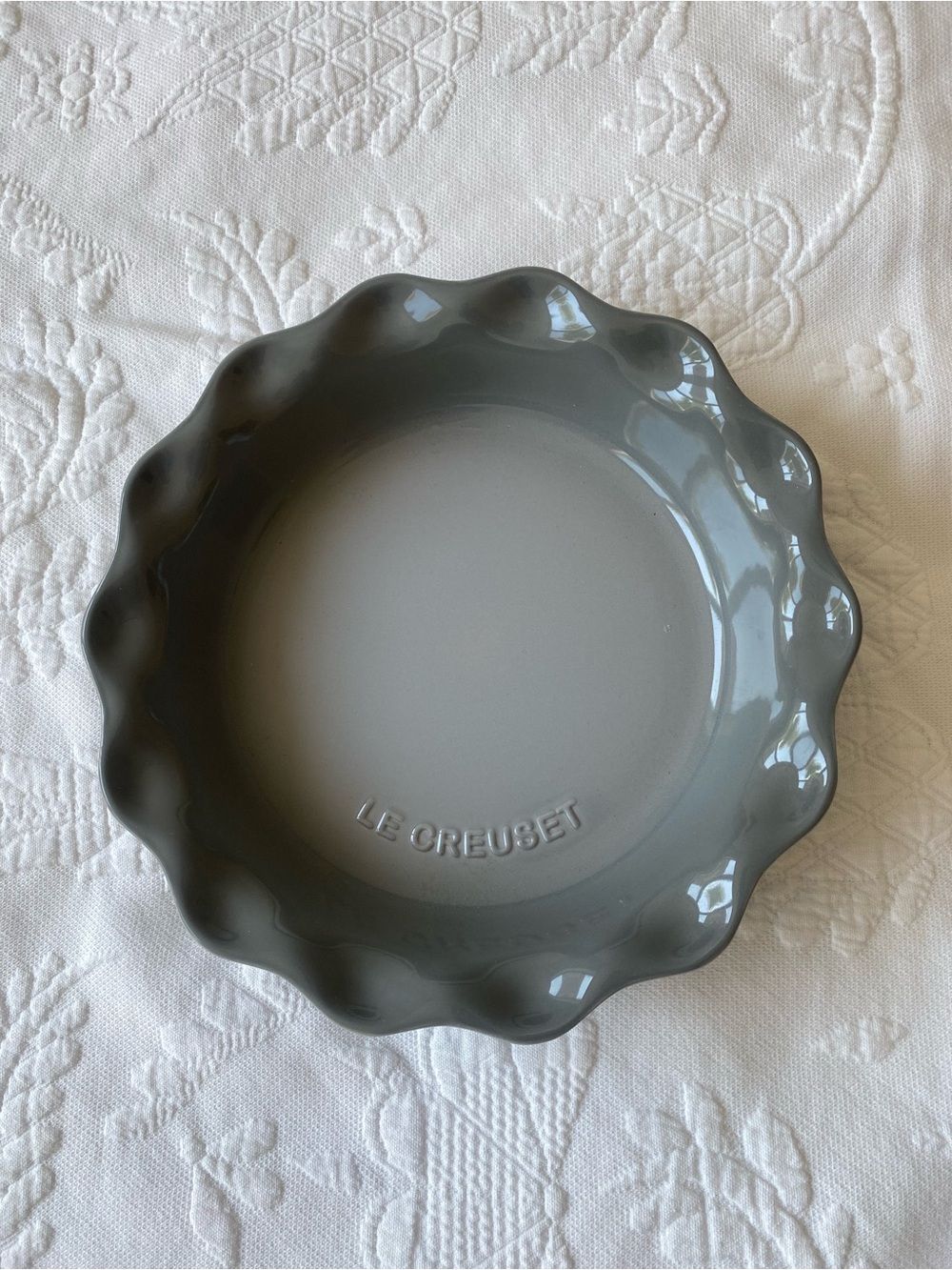 Le Creuset Oyster Gray Scalloped Stoneware Pie Dish USED ONCE